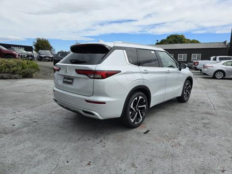 2024 Mitsubishi Outlander - Thumbnail