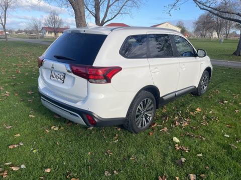 2022 Mitsubishi Outlander - Thumbnail